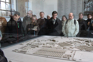 Die oö. BesucherInnen in der Gedenkstätte (darunter Bischofsvikar Wilhelm Vieböck, Jägerstätter-Biografin Dr.in Erna Putz, Pastoralamtsdirektorin Mag.a Gabriele Eder-Cakl, Superintendent Dr. Gerold Lehner und Bischof Dr. Manfred Scheuer) bei einem Mo