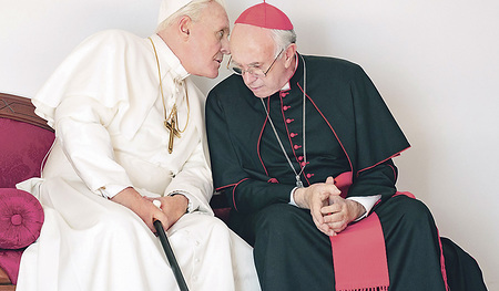 Topdarsteller. Anthony Hopkins und Jonathan Pryce beichten sich gegenseitig – und schauen  gemeinsam Fußball.  