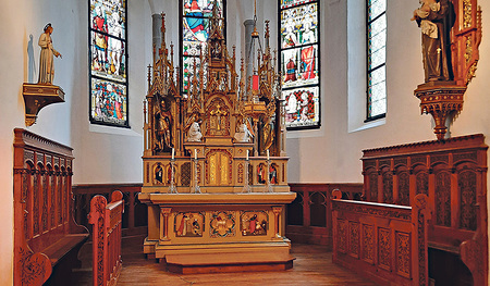 Die Pfarrkirche von Allhaming ist dem heiligen Georg geweiht, die Einrichtung der Kirche ist neugotisch.  