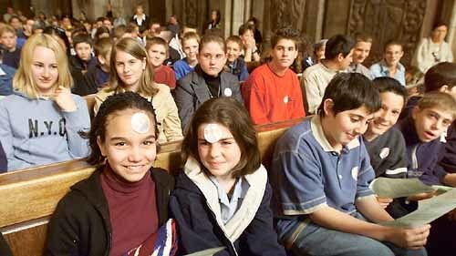 Sch?lerinnen beim Gottesdienst. 110 Jahre Albertus Magnus-Schule (AMS).Wien, Stephansdom, 2.5.2002? Franz Josef Rupprecht; A-7123 M?nchhof; Bank: Raiffeisenbank M?nchhof (BLZ 33054), Kto.-Nr.: 17.608 
