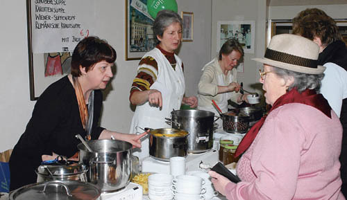 Fastensuppenessen und EZA-Markt in der Pfarre Linz-St. Markus, Fastensuppenessen, Essen, Teilen, KFB, Kath. Frauenbewegung, EZA, EZA-Markt, Schokolade, Dritte Welt, Hilfe, Erdball, Menschen, Spenden, Suppe, Suppenessen, St. Markus, Pfarre, Koche, Sup