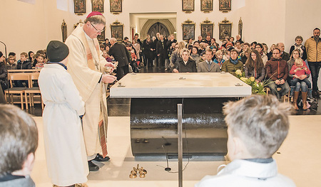 Bischof Manfred Scheuer weihte den neuen Altar ein.   