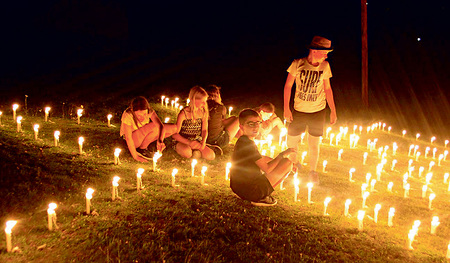 Die Lichtblume besteht aus etwa 400 Fackeln.