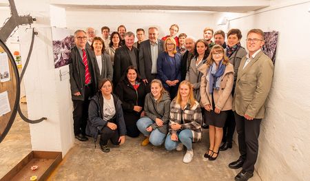 Gedenkfeier an die Opfer des ehemaligen KZ Au?enlagers Ternberg unter dem Thema ?Politischer Widerstand?Bild: Gruppenfoto u.a. mit Doris Bures (Zweite Pr?sidentin des Nationalrates), Magdalena Lorenz (Vorsitzende Katholische Jugend O?), Karl Ramsma