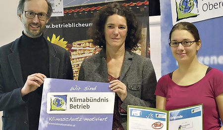 Veronika Plasser (rechts im Bild) bekam die Klimabündnis-Urkunde überreicht.  