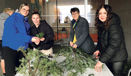 Religionslehrerin Christine Obermayr (2. v. rechts) mit Schülerinnen beim Vorbereiten der Zweige für den Adventkranz
