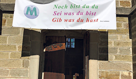 Das Leitwort für die Fastenzeit über der Kirchentür von Kleinraming    