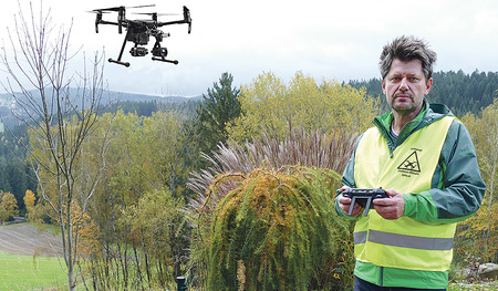 Siegfried Schreiner lässt Drohnen steigen, um Friedhöfe exakt zu vermessen.  