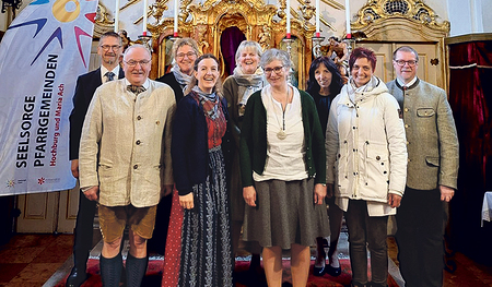 Die Seelsorgeteams von Maria Ach (oben) und Hochburg (unten) mit den Pfarrvorständen und in den Pfarren Engagierten.   