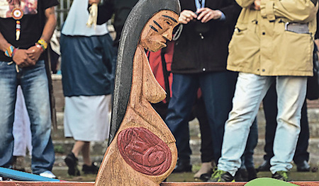Dass indigene Statuen in Rom (links) in den Tiber geworfen wurden, erinnert an frühere kulturelle Zerstörungen im Namen der Religion (Bilder unten)