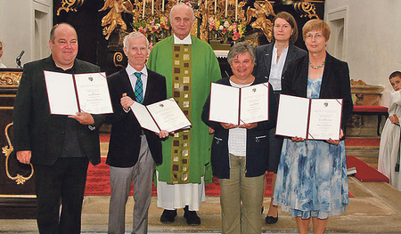 Die Geehrten mit ihren Wappenbriefen: Walter Gruber, Paul Glaser, Maria Gruber und Elsa Stöcklegger (von links).