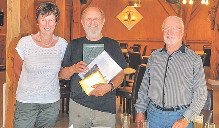 Chorleiter Josef Singer (Mitte), mit Kassierin Elisabeth Putz und Organist Johann Altweger.     