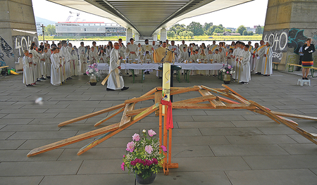 Beim Festgottesdienst zur Pfarrgründung von Urfahr-St. Junia wurde das Pastoralkonzept in Kurzform verteilt.  