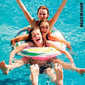 Fr?hliche M?dchen in einem Schwimmreifen im Pool                                                                                                                                            
Copyright by Foto Begsteiger KEG
Erzherzog Johann Gasse 11