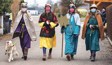 Tierische Begleitung. Leonie, Marleen, Christina und Lisa  (von links nach rechts) machten sich in Regau als Sternsingerinnen auf den Weg. Hund Schoki war mit von der Partie. 