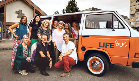 Das Projektteam macht mit einem speziell bemalten VW-Bus auf das Angebot des „Reisebüro ins Leben“ aufmerksam.   