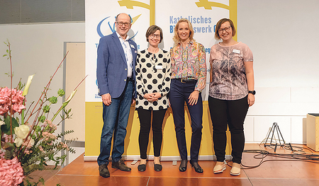 Christian Pichler, Andrea Pirngruber und Michaela Wagner vom KBW OÖ mit Referentin Daniela Philipp (2.v.r.)