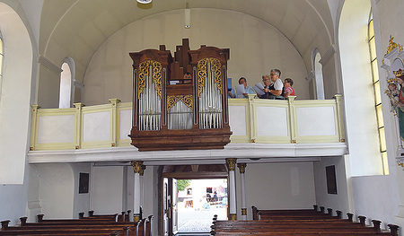 Die Stadler Orgel besteht aus sieben Registern und 334 Pfeifen. 