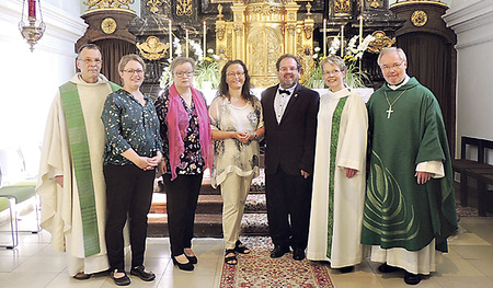 Von Links: Pfarrmoderator Dieter Reutershahn, Petra Schönauer, Mathilde Leeb, Doris und Christian Müller-Guttenbrunn, Pfarrassistentin Ursula Jahn-Howorka, Generalvikar Lederhilger  