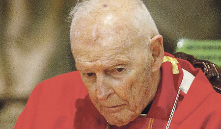 Theodor McCarrick ist als erster Kardinal der katholischen  Kirche wegen im Amt begangener sexueller Übergriffe zurück- getreten. 