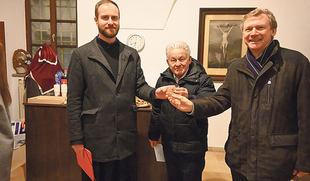 Neben Gebet und Gespräch gehört auch eine Stärkung zu einem ökumenischen Treffen: Pfarrer Nikola Skopljak (v. li.), Josef Pühringer und Slawomir Dadas, Pfarrer in Wels.     