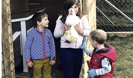 Eigene Hühner waren die Attraktion für Elsa, Paul und Ferdinand während des Frühlings-Lockdowns. Die Geschwister spielten in dieser Zeit mehr als sonst miteinander und lernten auch ihre Eltern von neuen Seiten kennen.   