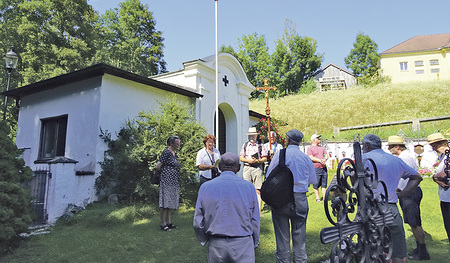 Die Gebetsstation beim Gefallenendenkmal, in dem  37 Namen aus dem 1. und 57 Namen aus dem  2. Weltkrieg - auch Jägerstätter – verzeichnet sind  