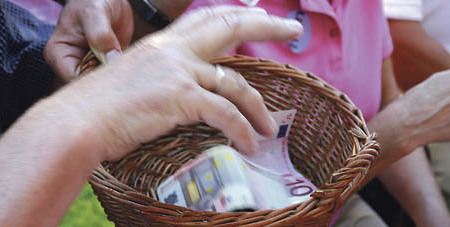 Geldspende [ (c) www.BilderBox.com, Erwin Wodicka, Siedlerzeile 3, A-4062 Thening, Tel. + 43 676 5103678.Verwendung nur gegen HONORAR, BELEG, URHEBERVERMERK nach AGBs auf bilderbox.com], Banknote, Banknoten, ejw, Euroschein, Geld, Gelder, Geldschein,