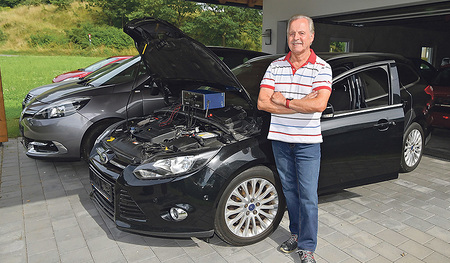 Hans Eidenhammer verschenkt Autos für Menschen in Not. Derzeit repariert er dafür Auto Nummer 90 und 91.   