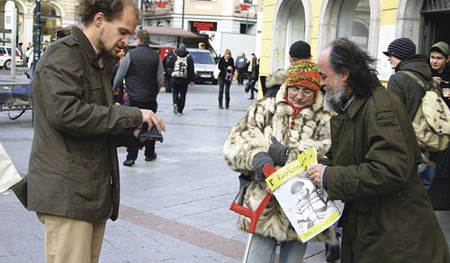 Stra?enaktion am Linzer Taubenmarkt anl??lich des Erscheinens der 100. Kupfermuckn, der Stra?enzeitung von Menschen, die das Leben auf der Stra?e kennen gelernt haben. Stra?enverk?ufer Manfred Schweiger