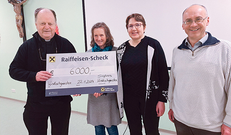 Singkreis-Obfrau Elisabeth Wägner (2.v.r.) konnte am Rande der letzten Pfarrgemeinderatssitzung einen Scheck in der Höhe von 6.000 Euro an Pfarrer Gerhard M. Wagner überreichen – mit dabei auch die beiden Singkreismitglieder Maria Stockreiter und Mag