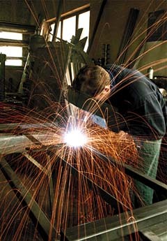 Schweisser mit spruehenden Funken
Schwei?er,spr?henden,Arbeit,Auszubildender,Azubi,Beruf,Gewerbe,Handwerk,Lehrberuf,Lehrbetrieb,Ausbildung,Lehre,Lehrling,Mann,Menschen,Wirtschaft,Jugendliche,Schlosserei,Schlo?erei
Copyright by BilderBox - Erwin Wod