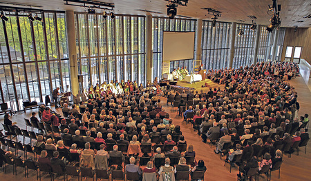 Musiktheater einmal anders.  570 Mitarbeiter/innen und Freunde des Katholischen Bildungswerkes OÖ feierten im Foyer des Linzer Musiktheaters das 75-Jahr-Jubiläum.     KBW/Susanne  Windischbauer (3)