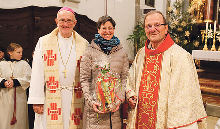 Propst Johannes Holzinger vom Stift St. Florian, Pfarrgemeinderats-Obfrau Jutta Bodhal und der ­Jubilar Pfarrer Karl Arbeithuber (von links)  