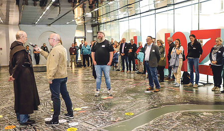 Die Teilnehmer:innen der Startveranstaltung stellten mithilfe des begehbaren Stadtplans im Alten Rathaus das Dekanat Linz-Mitte vor. 