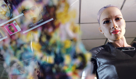 Der humanoide Roboter Sophia, entwickelt durch ein Hongkonger Unternehmen, besitzt Künstliche Intelligenz, kann menschliche Mimik und Gestik ­imitieren, singen, lachen, sprechen.  