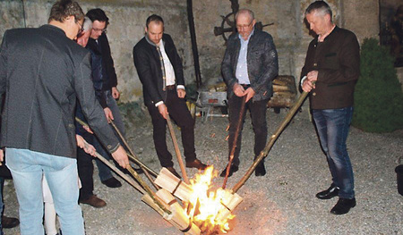 Männer bereiten vor der Kirche ihre „Stöckl“ zu.  
