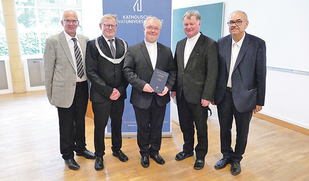 Severin Lederhilger als nun emeritierter Professor (Mitte) mit Bischof Manfred Scheuer und den Herausgebern der Festschrift „Kanonist, Ordensmann und Gestalter“, Wilhelm Rees, Christoph Niemand und Herbert Kalb   