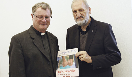 Bischof Manfred Scheuer erhält das neue Jahrbuch von Herausgeber Bischofsvikar Willi Vieböck. 