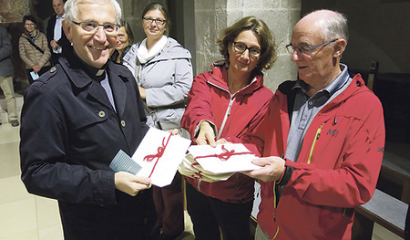 Bischofsvikar Johann Hintermaier (von links), Pastoralassistentin Manuela Neumüller, Christa Leonfellner und Herbert Kuri freuen sich über die Broschüren für Lektorinnen und Lektoren.   