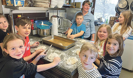 Die Kirchdorfer Kinder beim Brotbacken   