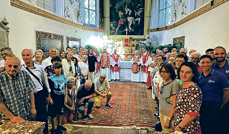 Die Gäste aus Palestrina vor dem Agapitus-Altar in der Stiftskirche Kremsmünster.