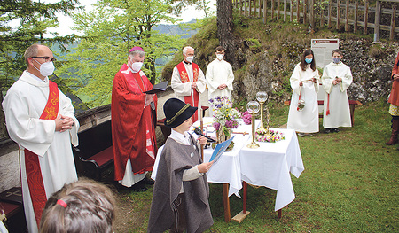 Bischof Manfred Scheuer (Mitte), Pfarrprovisor Walter Dorfer (rechts) und Diakon Martin Rögner (links)