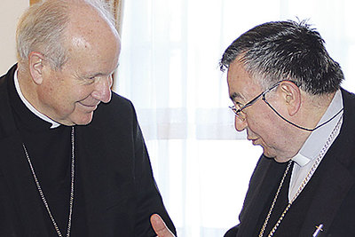 Kardinal Schönborn im Gespräch mit seinem Gastgeber Kardinal Vinko Puljic.