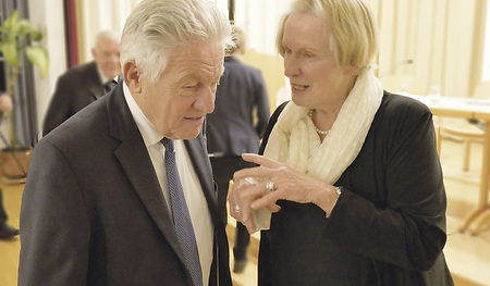 „Pro Oriente“-Vorsitzender der Sektion Linz Dr. Josef Pühringer im Gespräch mit  Dr. Annemarie Fenzl, die Kardinal König Jahrzehnte hindurch bis zu seinem Tod betreut hat.  