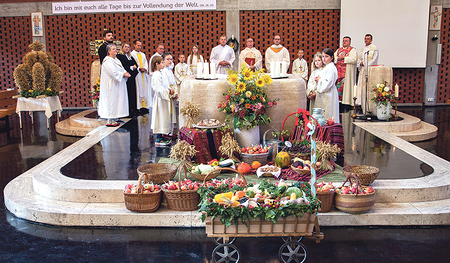 Die Erntegaben – Obst, Gemüse, Getreide, Mais und Sonnenblumen – verbinden sich mit dem Dank für fünfzig Jahre „Neue Pfarrkirche“ in Marchtrenk.    