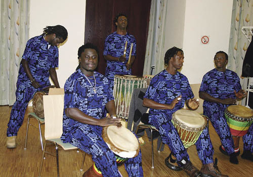 Die afrikanische Trommlergruppe Casa Tam Tam probt in der Unterkirche der Friedenskirche Linz, Christk?nig. K?nstler aus Senegal, die in Linz, Hall in Tirol und Wien leben und mit ?sterreichischen Frauen verheiratet sind, wollen afrikanische Kunst, M