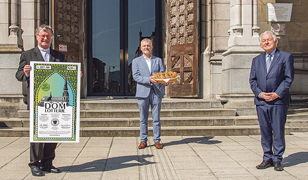 Bischof Manfred Scheuer mit einem Domlos im Großformat, stv. Innungsmeister Reinhard Honeder und Josef Pühringer, Vorsitzender von Pro Mariendom.