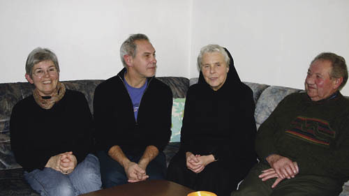 Arge Armut Wels MitarbeiterInnen in der Wohnung von Elisabeth Strutzenbergervon links: Elisabeth Strutzenberger, Sr. Rosmarie Falkner, Herbert Engelmayr, Franz Fath