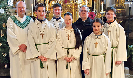 Pfarrassistent Thomas Hofstadler (links) wünscht den Grasl-Ministrant:innen alles Gute für ihre Zukunft. 